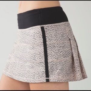 Lululemon "Pace Rival Mid-Rise Skirt" Size 4-Tall 🐆🎾